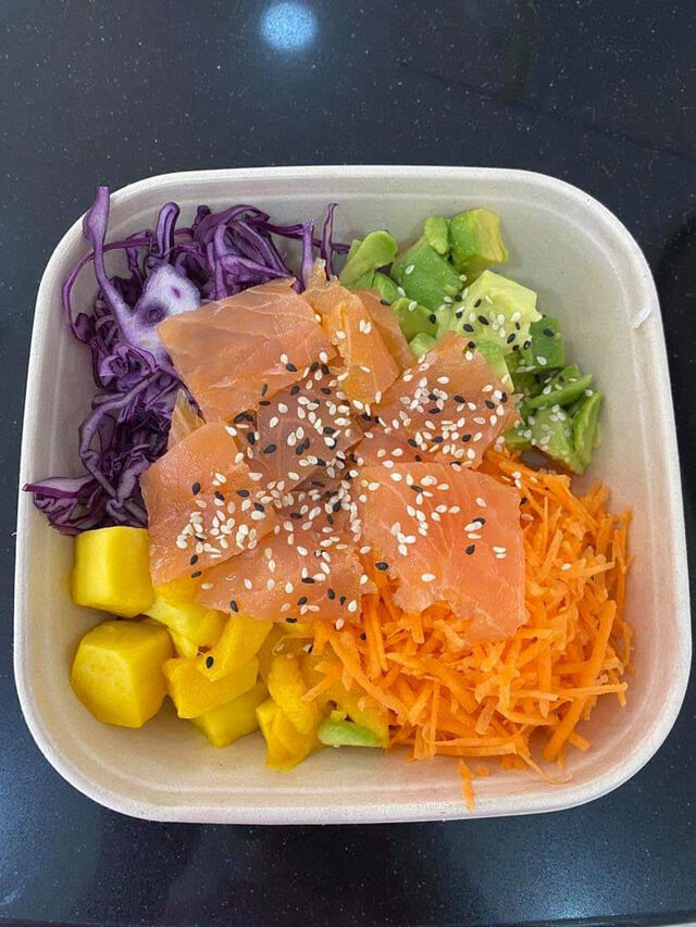 Poke Bowl Saumon:
Riz sushi vinaigré, saumon fumé, accompagnement de légumes divers, graines de sésame.