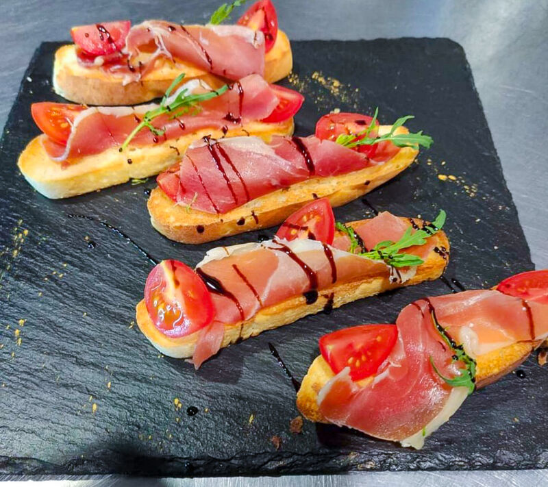 Брускетта с хамоном 