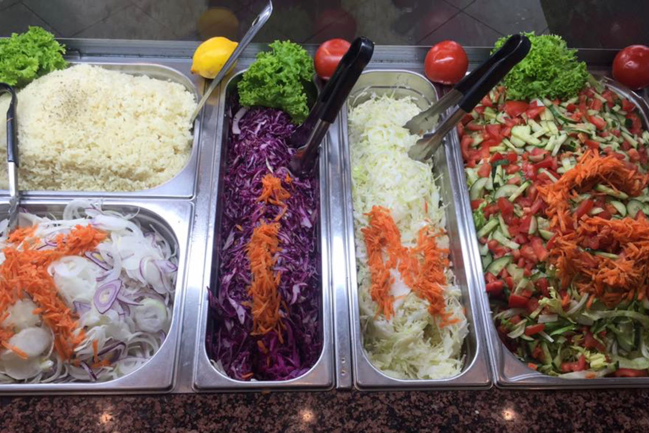 Wählt zwischen verschiedene Salaten & Saucen