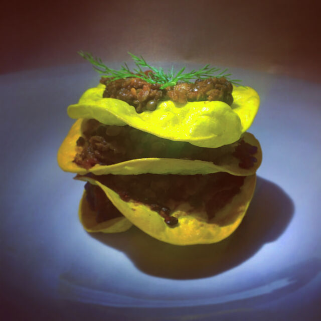 Lasagnetta di pasta fresca croccante con ragù di lenticchie e formaggio vegan a