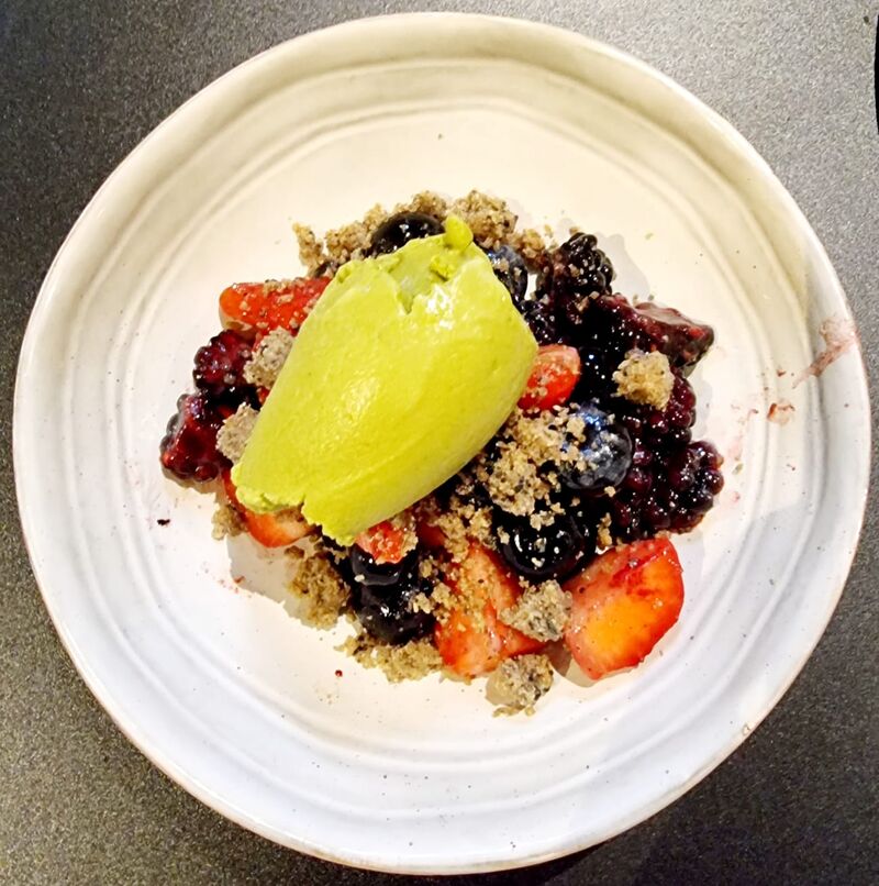 FRUITS ROUGE CRUMBLE HUILE D'OLIVE ,GLACE BASILIC