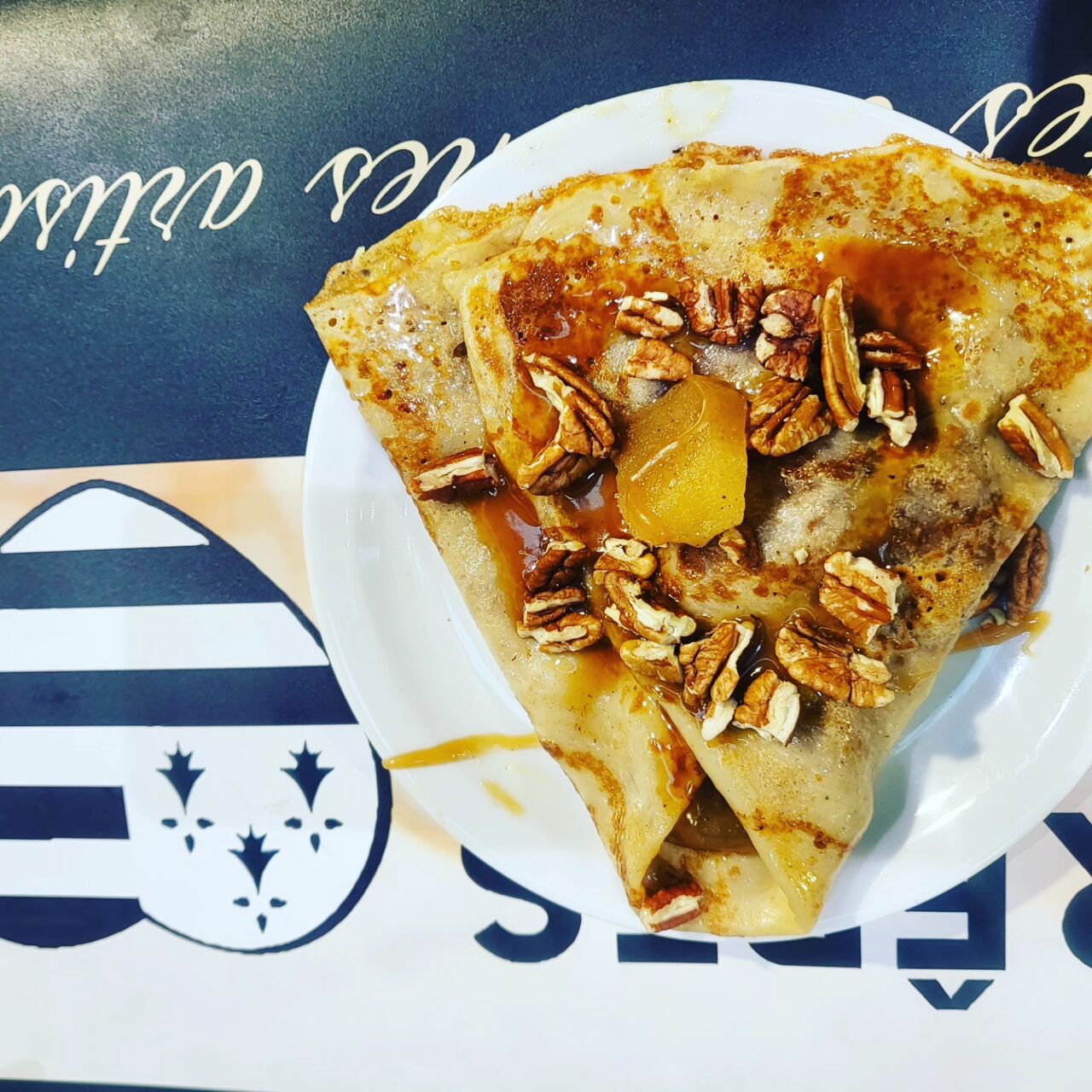 Crêpes pommes caramélisées maison et noix de pécan 