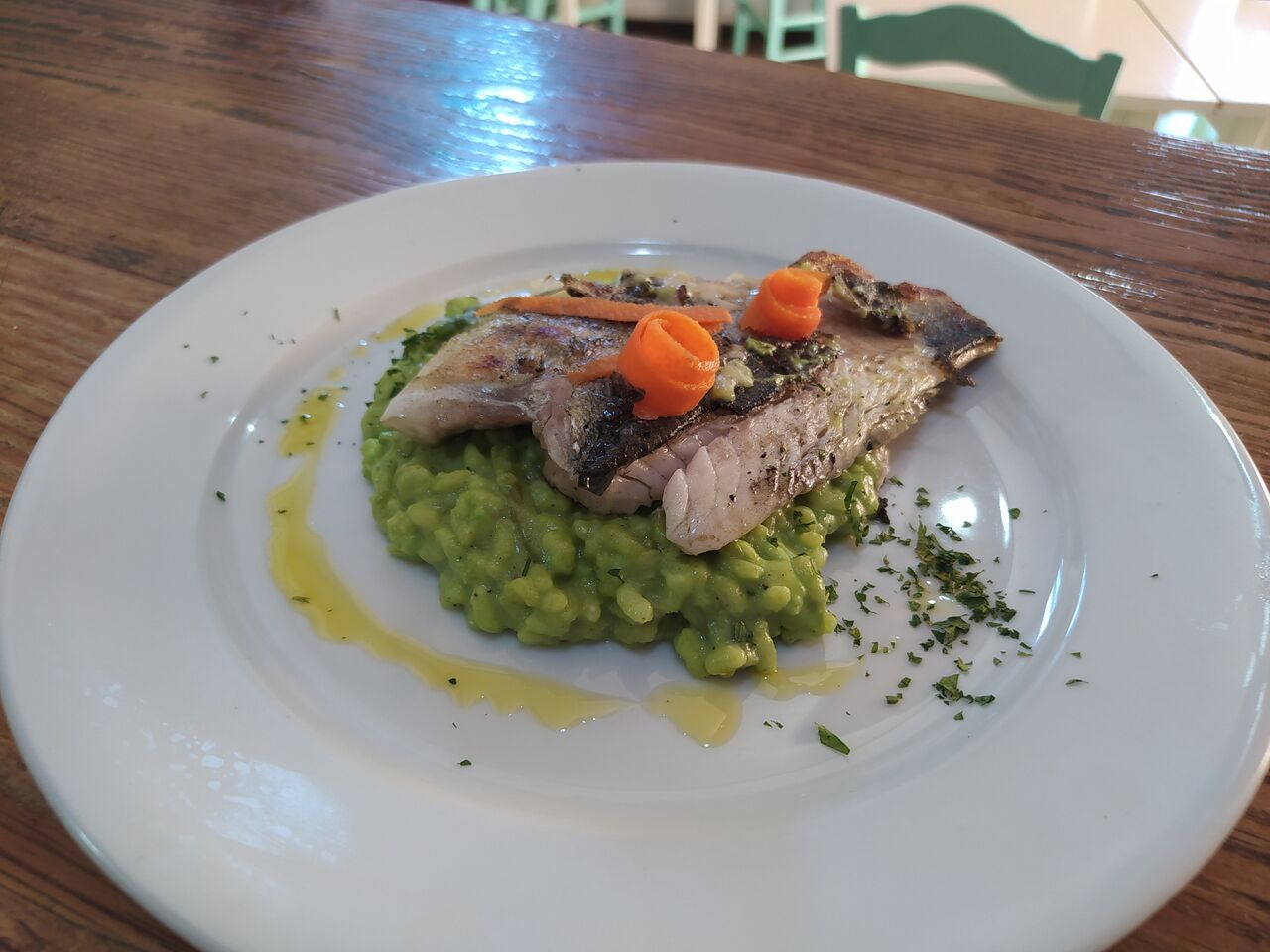 Lomos de dorada con risotto de espárragos trigueros 