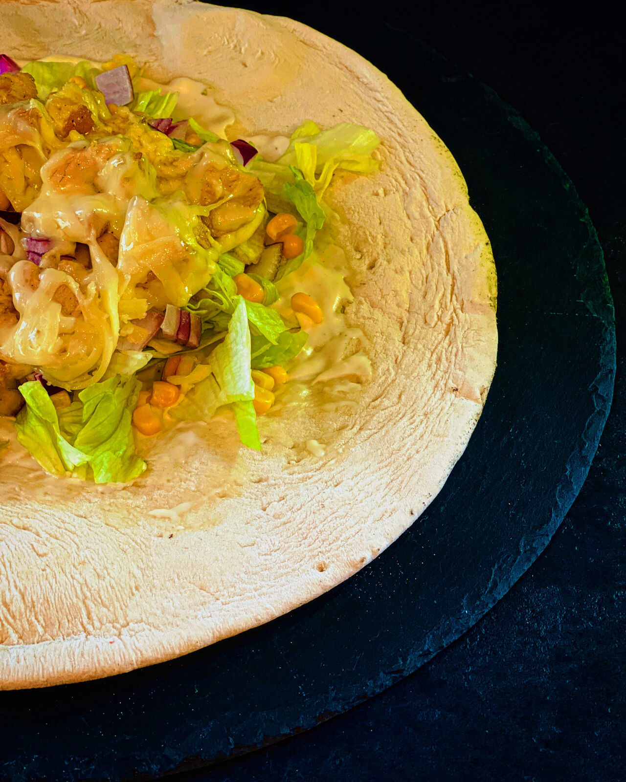 
300. Hot Chicken Wrap
€7,40
(A D C)
mit Hähnchenbrustfilet, Eisberg, roten Zwiebeln, Mais, Gouda, Aioli und scharfer Sauce