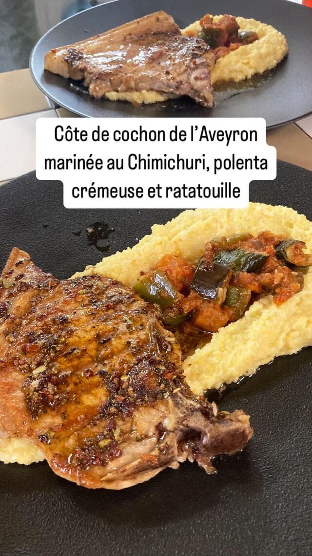 Côte de cochon marinée au chimichuri, polenta crémeuse, ratatouille