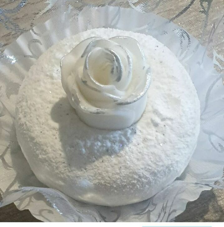 Tej la3roussa ou la couronne de la mariée une pâte d'amande parfumée avec un zeste de citron et glacée
