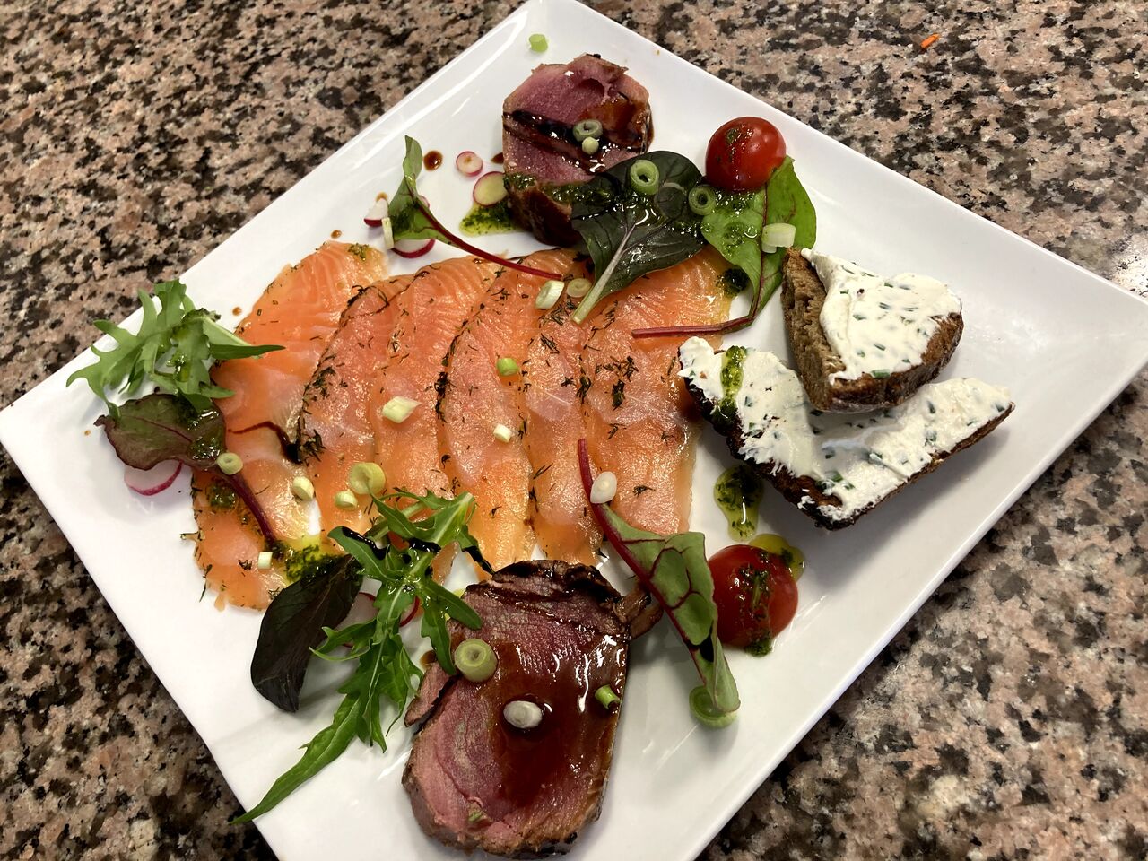 Gravlax de Saumon maison et ses Tatakis de thon