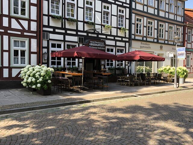 Terrasse geöffnet von April bis September.