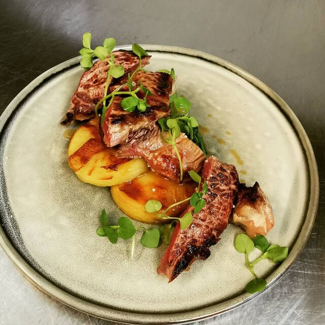 Faux filet Limousin, millefeuille de pomme de terre, mourrons des oiseaux