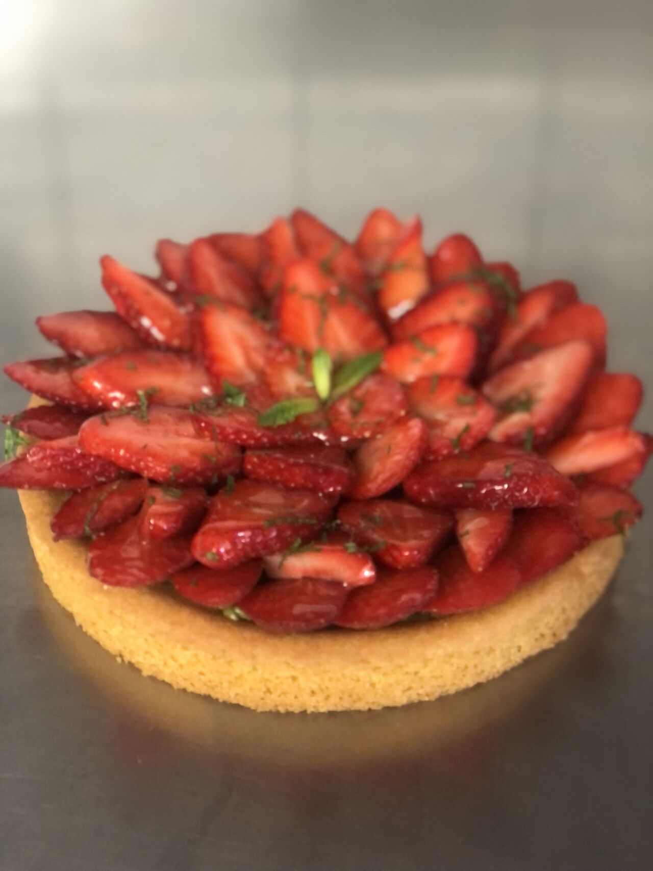 Tarte fraise sur sable breton, croustillant pistache, et purée de fraises