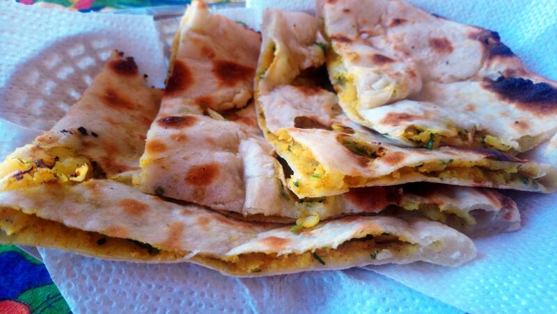 Aloo kulcha - tradycyjny indyjski chlebek z ziemniakami wypiekany w piecu tandoor - 8 zł 