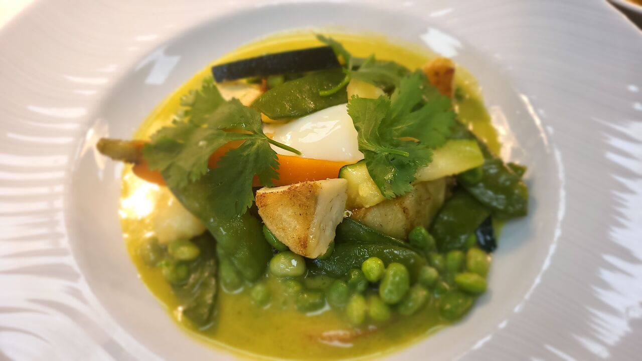 Curry végétal, quinoa, œuf poché et sa sauce au curry vert 