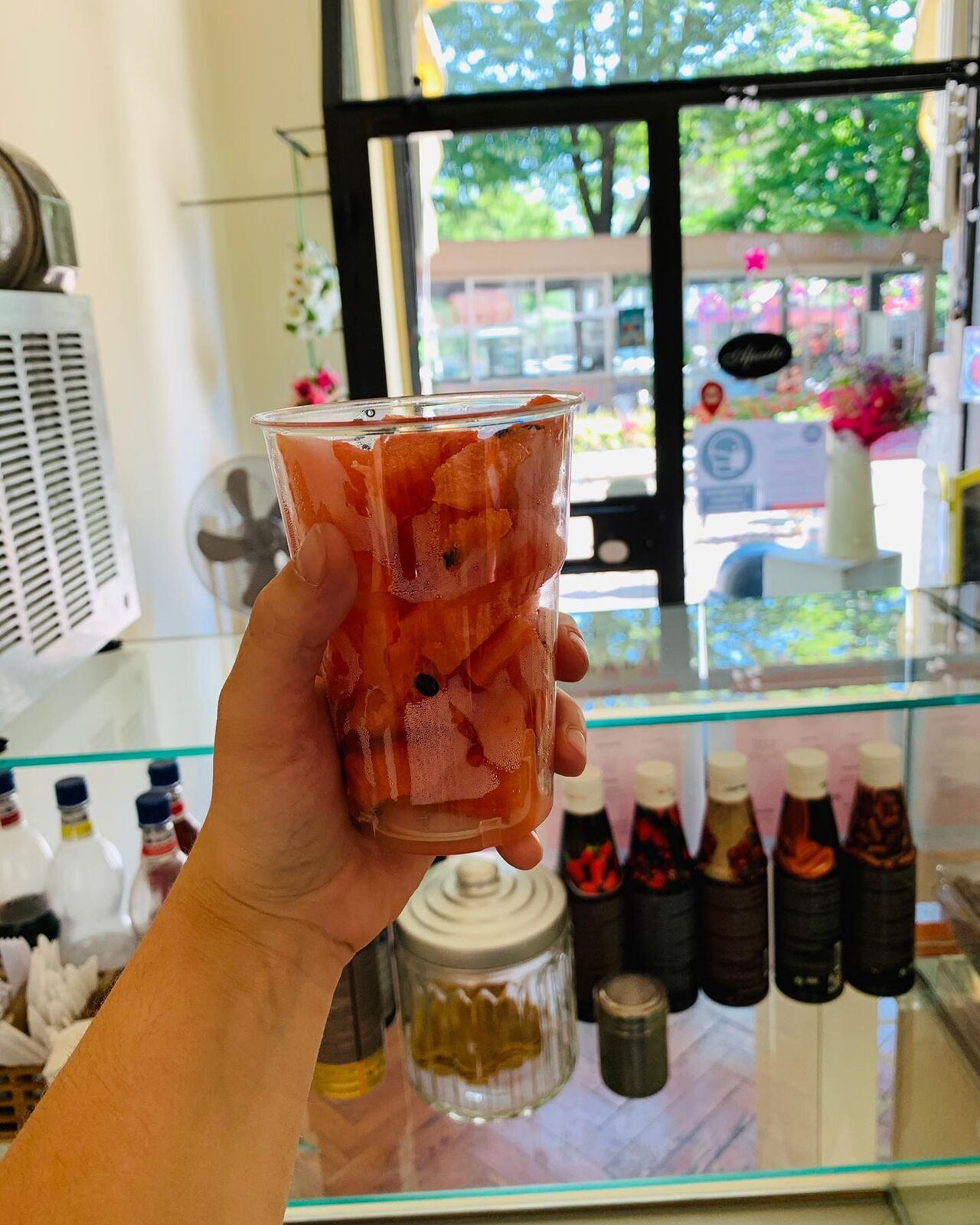 Durante tutto il periodo estivo, la Yogurteria Minivoglie vi delizia con la nostra anguria da passeggio!