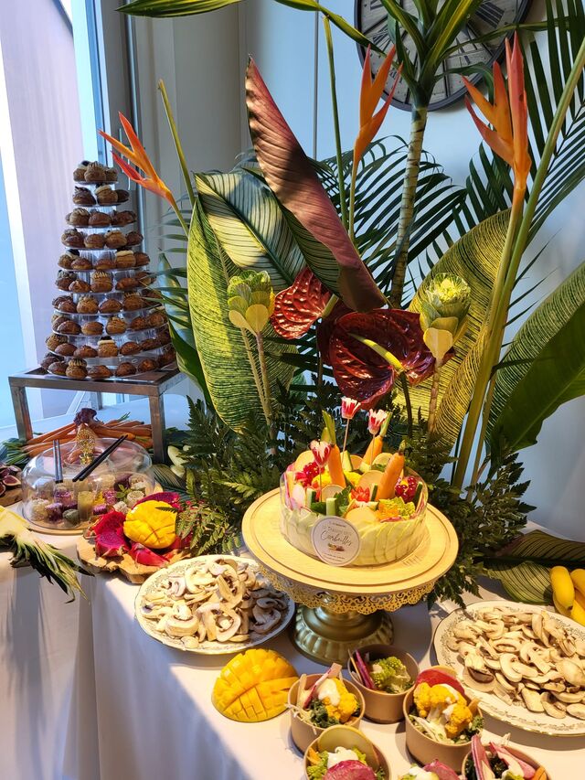 LA SALADE DE LÉGUMES REVISITÉE DISPONIBLE POUR : 6 – 8 personnes 65€ / 8 – 10 personnes : 75€ 