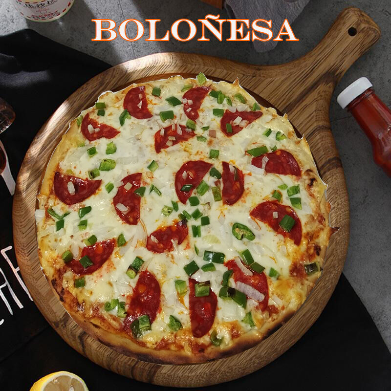 Base de Boloñesa, Queso, Chorizo Especial, Pimiento Verde y Cebolla.
