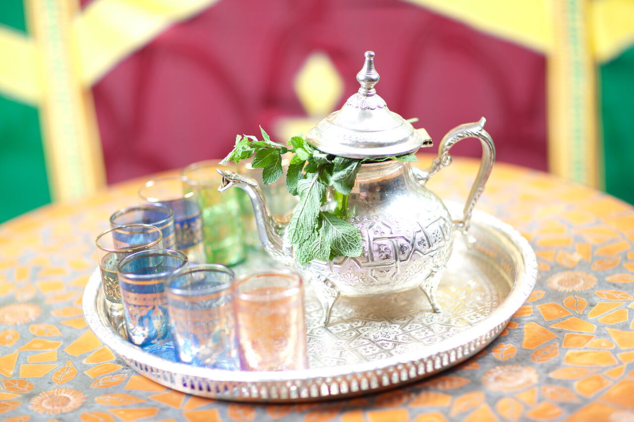 Wer schon in Marokko war, kennt ihn. Der legendäre marokkanische Tee mit frischer Minze.