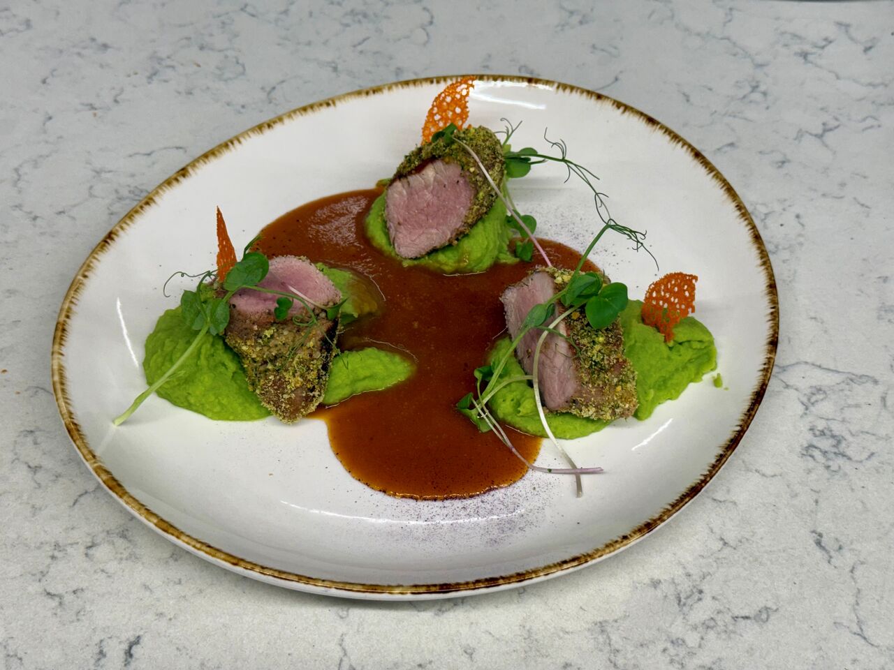 HLAVNÉ JEDLO: Bravčová panenka v parmezánovej kruste s hráškovou zemiakovou kašou 