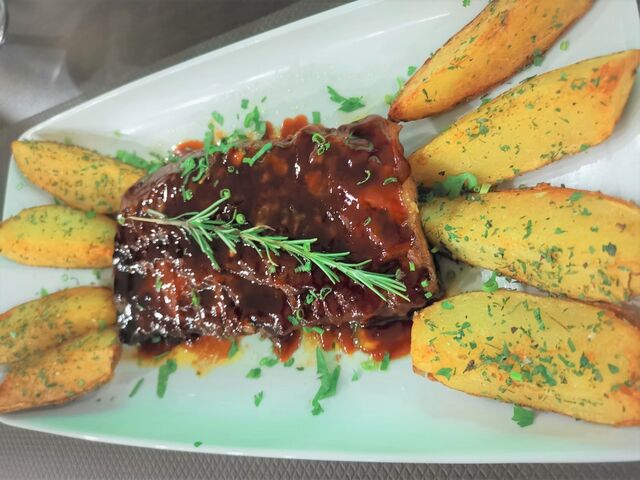 Costelinhas ao molho Barbecue
( com batata rústica e salada)