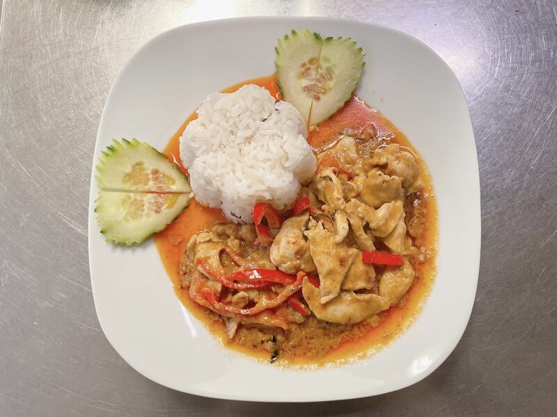 Panang Curry mit Hühnerbrust
(Rotes Curry mit Erdnusspasta)