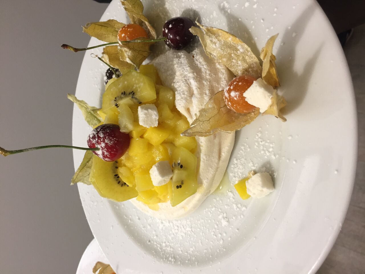 PAVLOVA aux fruits exotiques/ crème légère au yuzu