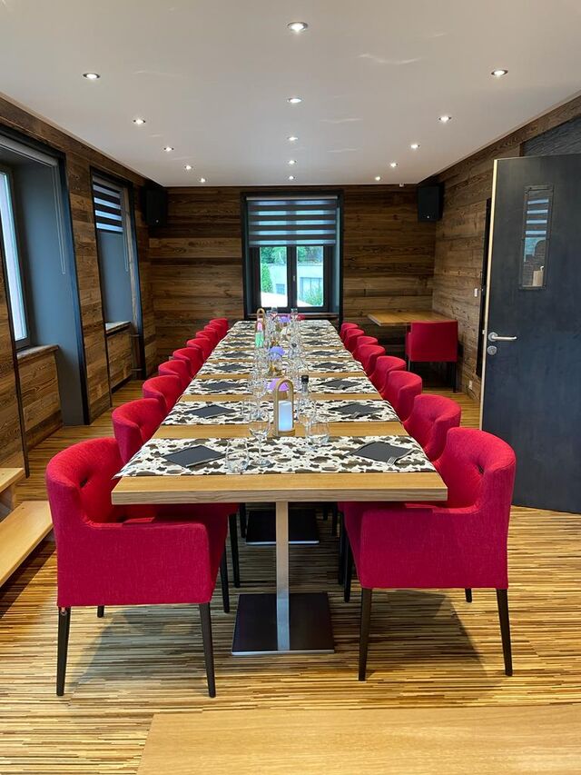 SALLE PRIVATIVE L'ANNEXE 1700
AVEC TERRASSE PRIVATIVE, SONORISATION PROFESSIONNELLE, CAVE à CIGARE,CHARIOTS DE DIGESTIFS .