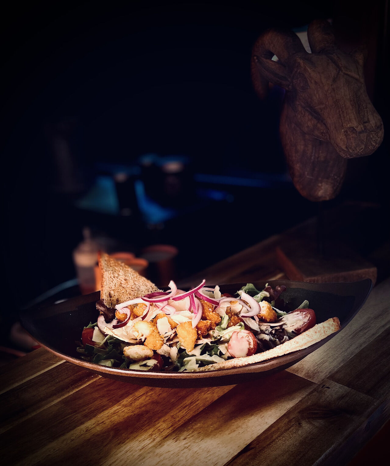 LA CÉLÈBRE SALADE CÉZAR SE TRANSFORME CHEZ NOUS EN MA KOKOTTE.