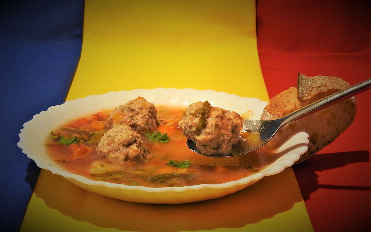 Ciorba de perisoare 6,00 €Soupe de boulettes