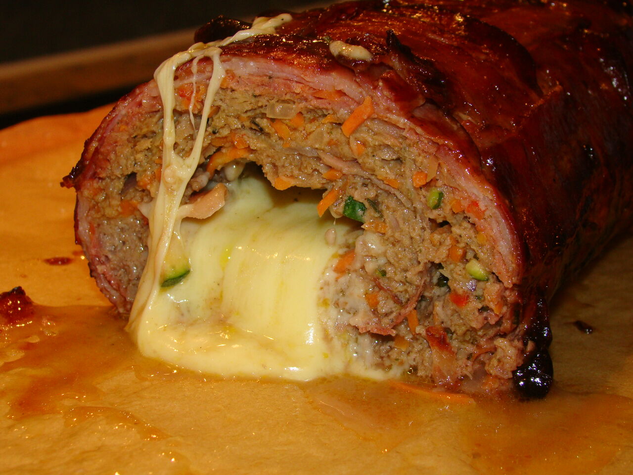 Hackbraten (100% Rind) mit Gemüse- und Käsefüllung im Speckmantel (Schwein)