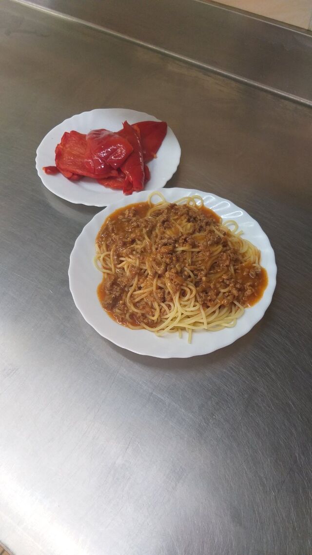 Spaghetti bolognese, salata