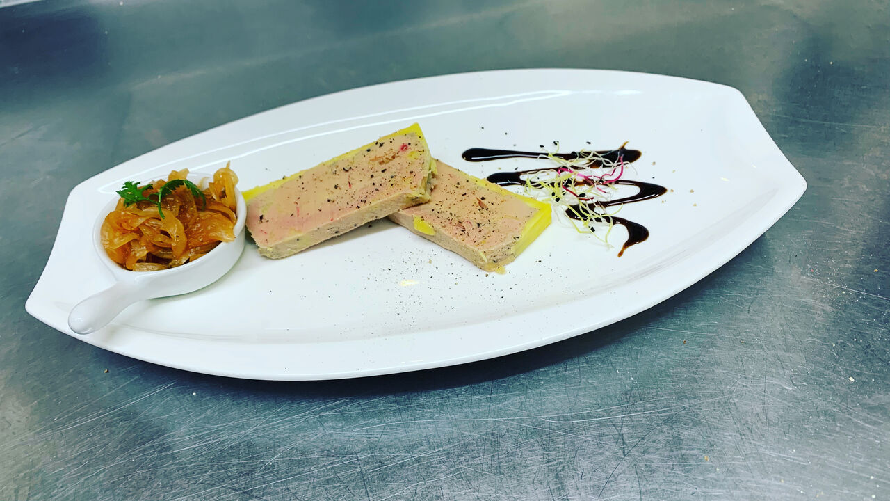 Le foie gras de canard maison chutney d’oignons paprika fumé