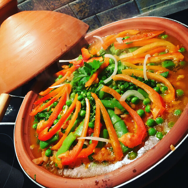 Tajine de poulet et légumes bio servi dans son tajine traditionnel (plat de prêt)