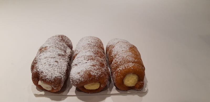 Frittierte Zuckerröllchen mit Ricotta oder Vanillècreme