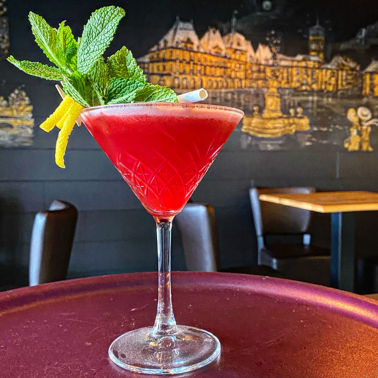 Clover Club Twist :
Gin infusé fruits rouge, Jus de Citron Jaune, Grenadine, purée de framboise et jus d'Ananas 