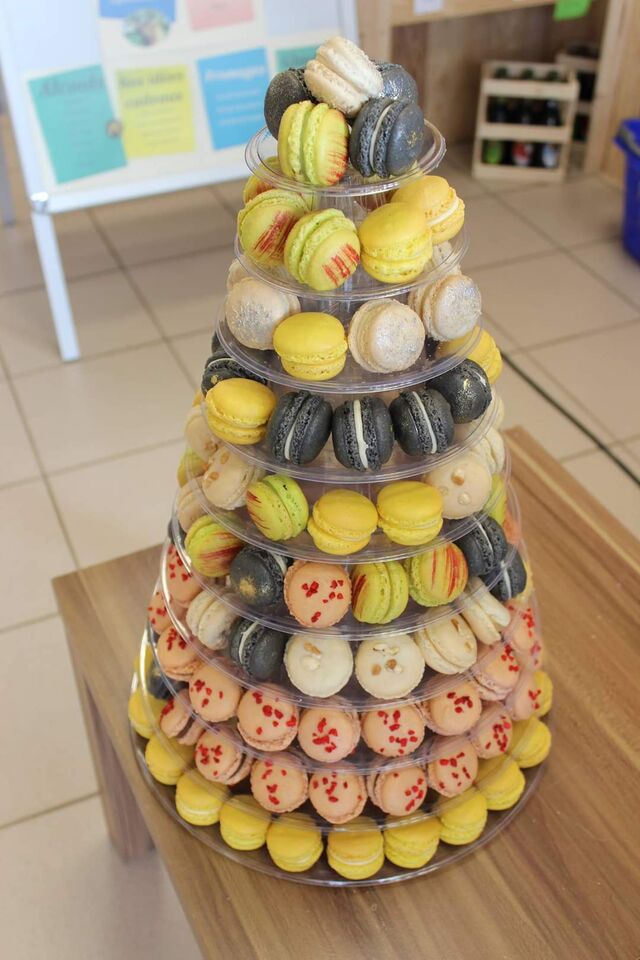 Macarons en pyramide sur support plastique 1,20€ le macaron 