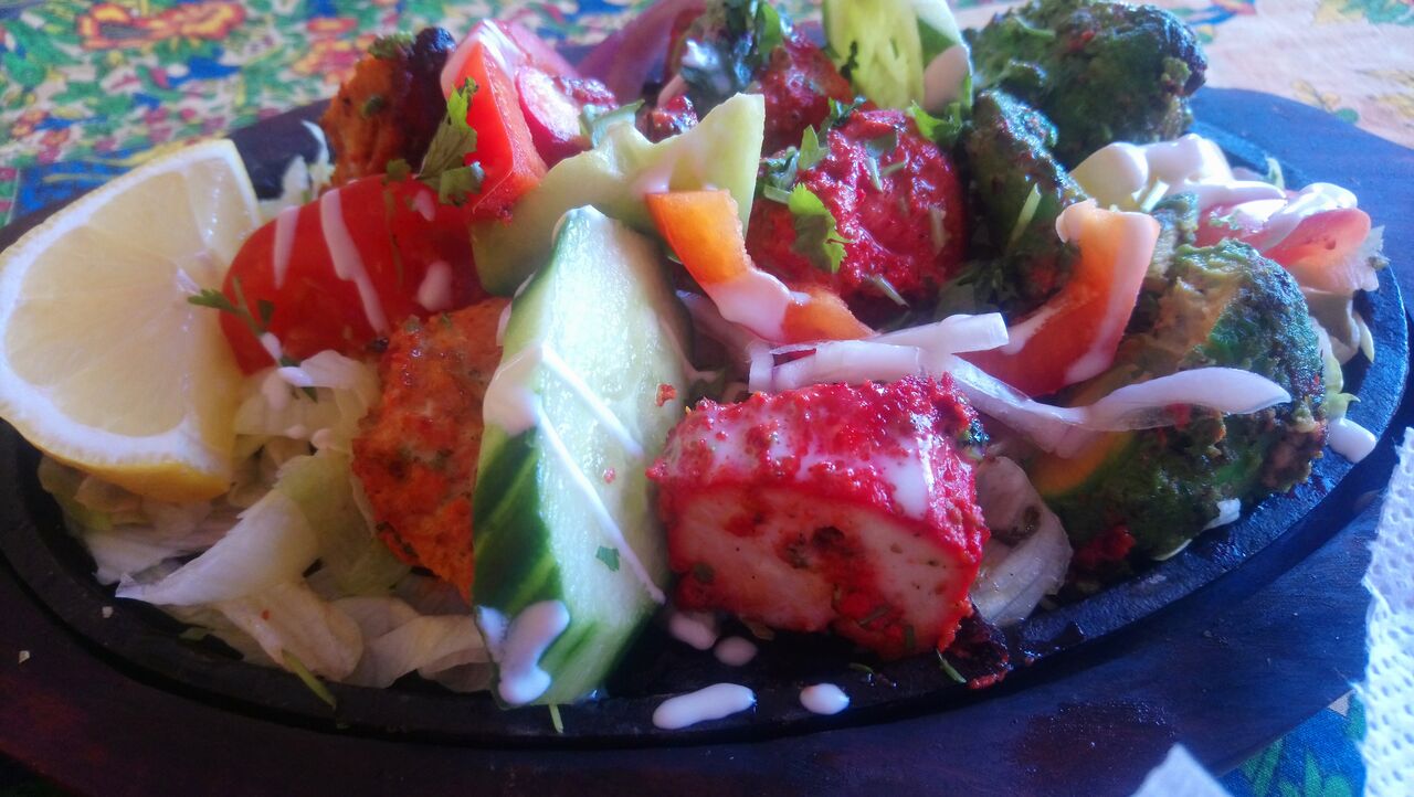 Haveli tripple tikka - kawałki kurczaka w trzech smakach, grillowane w piecu tandoor - 33 zł 