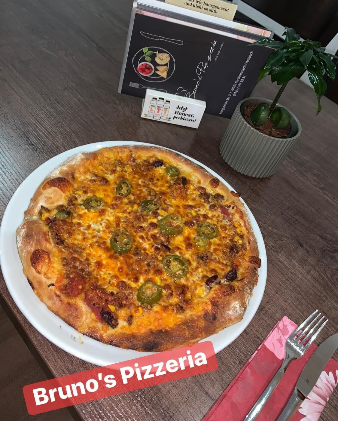 Pizza Chili-con-Carne mit Jalapeños und Cheddarkäse