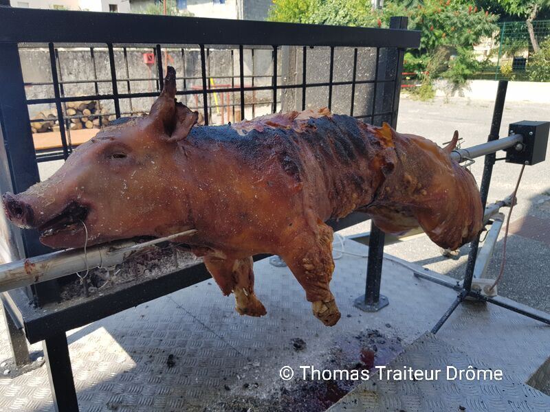 Cochon à la broche au feu de bois 