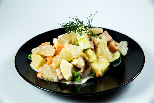 Олів’є з копченим стегном та цитрусом під домашнім майонезом.