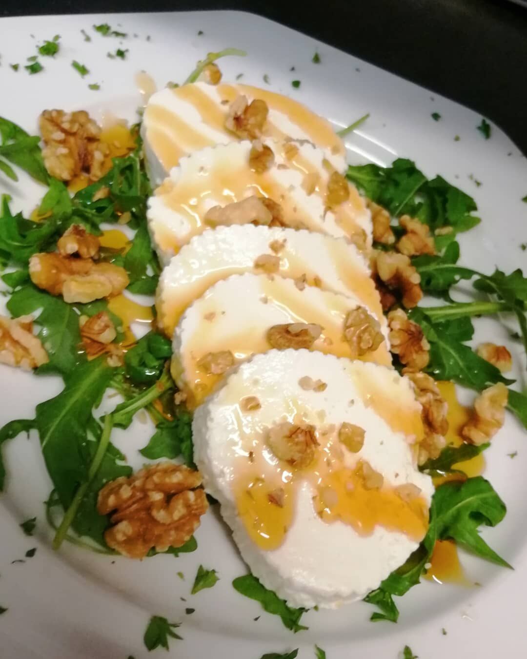 Ricotta mit Honig und Walnuss