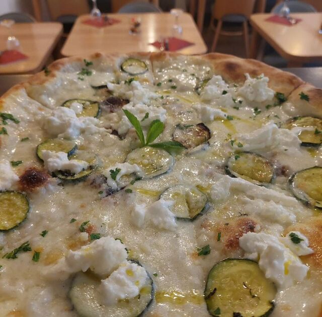 Pizza bianca con zucchine e stracciatella