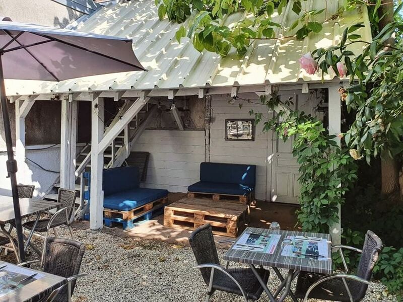 Terrasse en cour intérieure avec salon détente