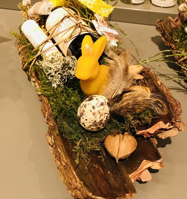 Unser ganz spezielles Osternest. Gefüllt mit Oxymel, Bienenwachs Hase und einem Lippenpflegestift 