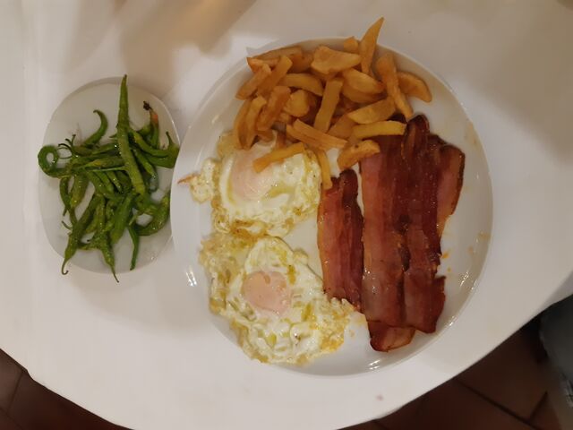 Huevos fritos con chorizo