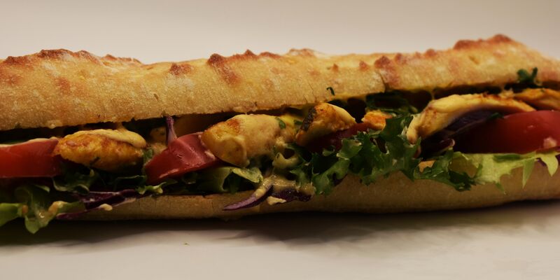 Poulet grillé, curry paprika, sauce cheddar, salade, oignon rouge, persil 