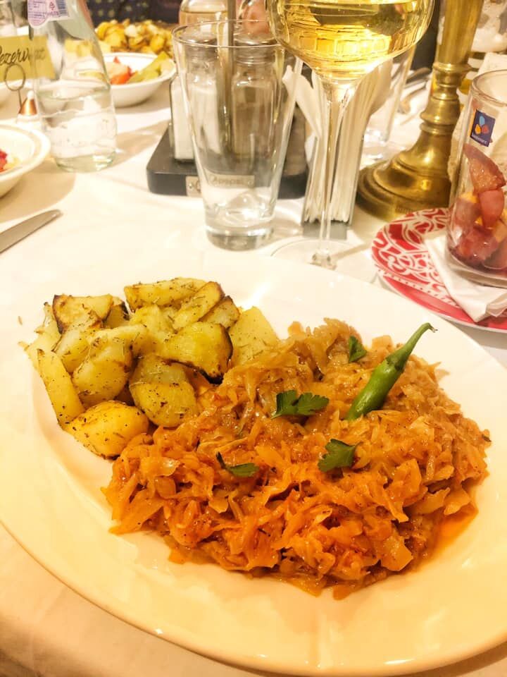 Varzã cãlitã de se topește în gură, cartofi la cuptor cu rozmarin, ardei iute