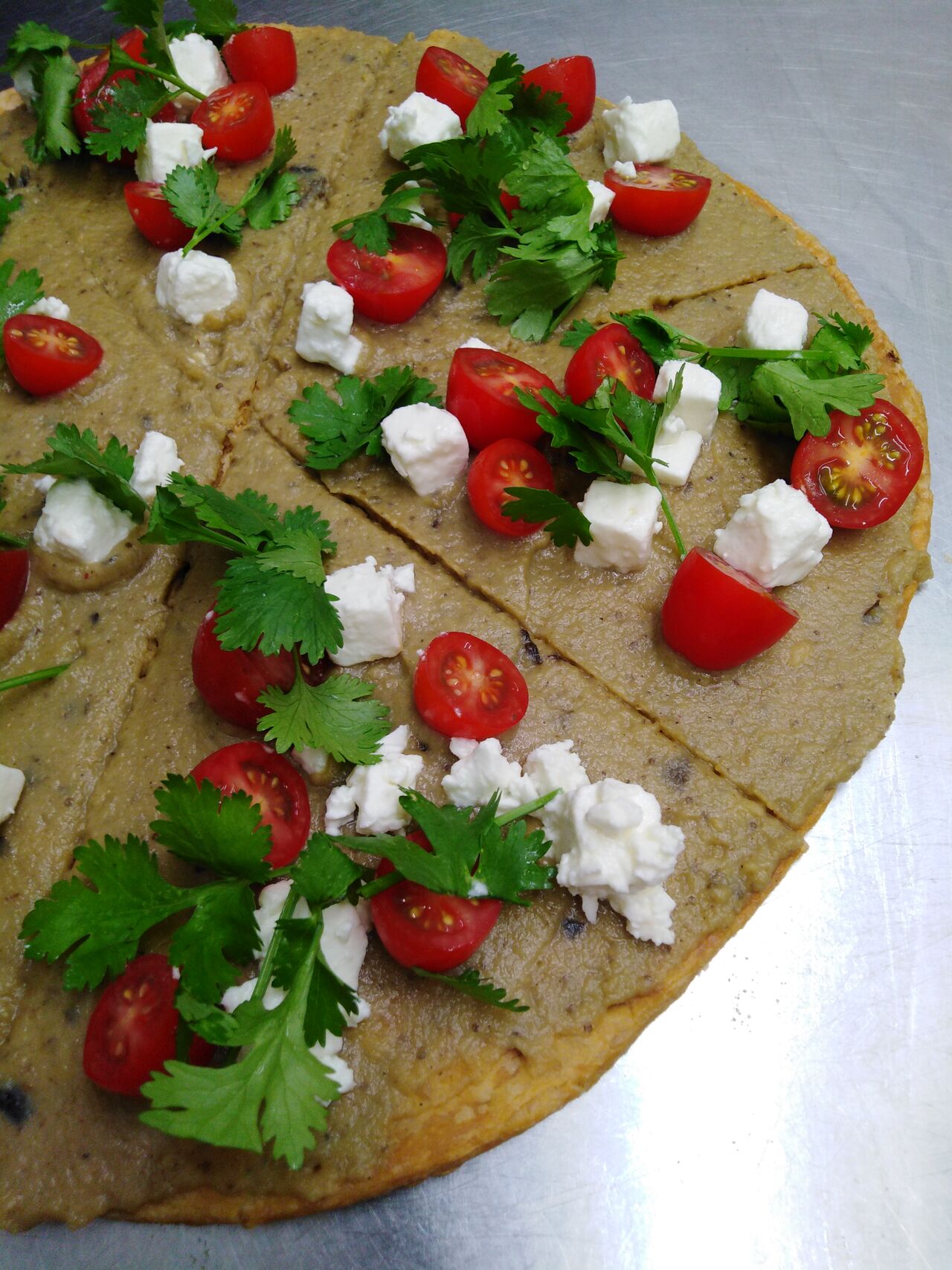 Tarte fine
Pâte feuilletée, caviar d ' aubergine , fêta, tomate cerise et coriandre
2.90 € la part ou 17 € entière
