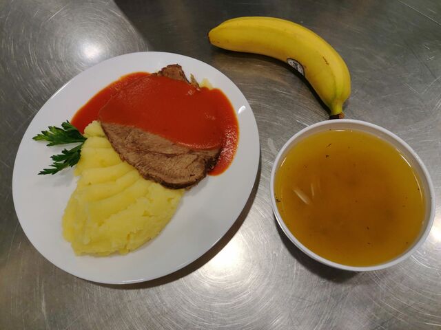 juha, kuhana junetina u umaku od rajčice, krumpir pire