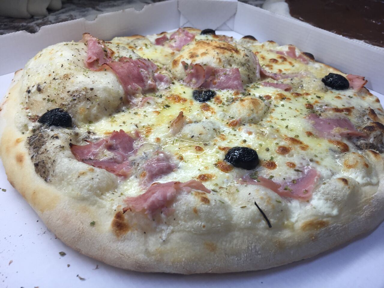 Nouvelle spécialité « la pizza aux truffes et jambon blanc du boucher et mozzarella Castellano « 16€