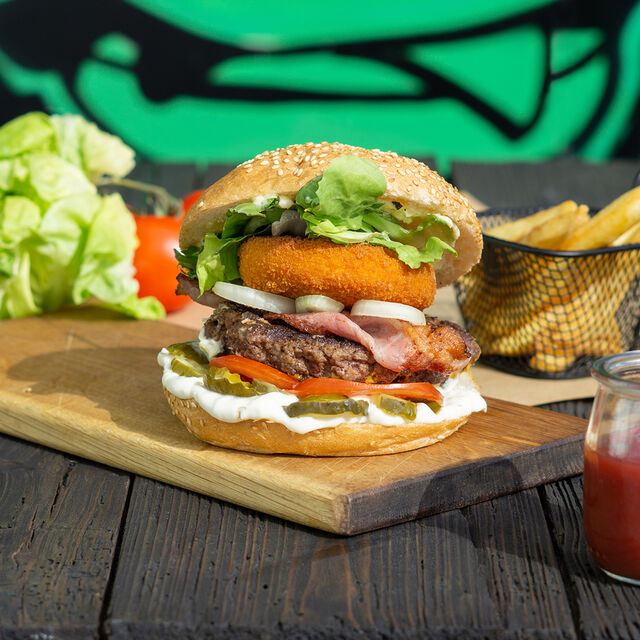 Burger SŁOWAK to połączenie warzyw z pysznym panierowanym serem. Wszystko to oblane sosem tatarskim!