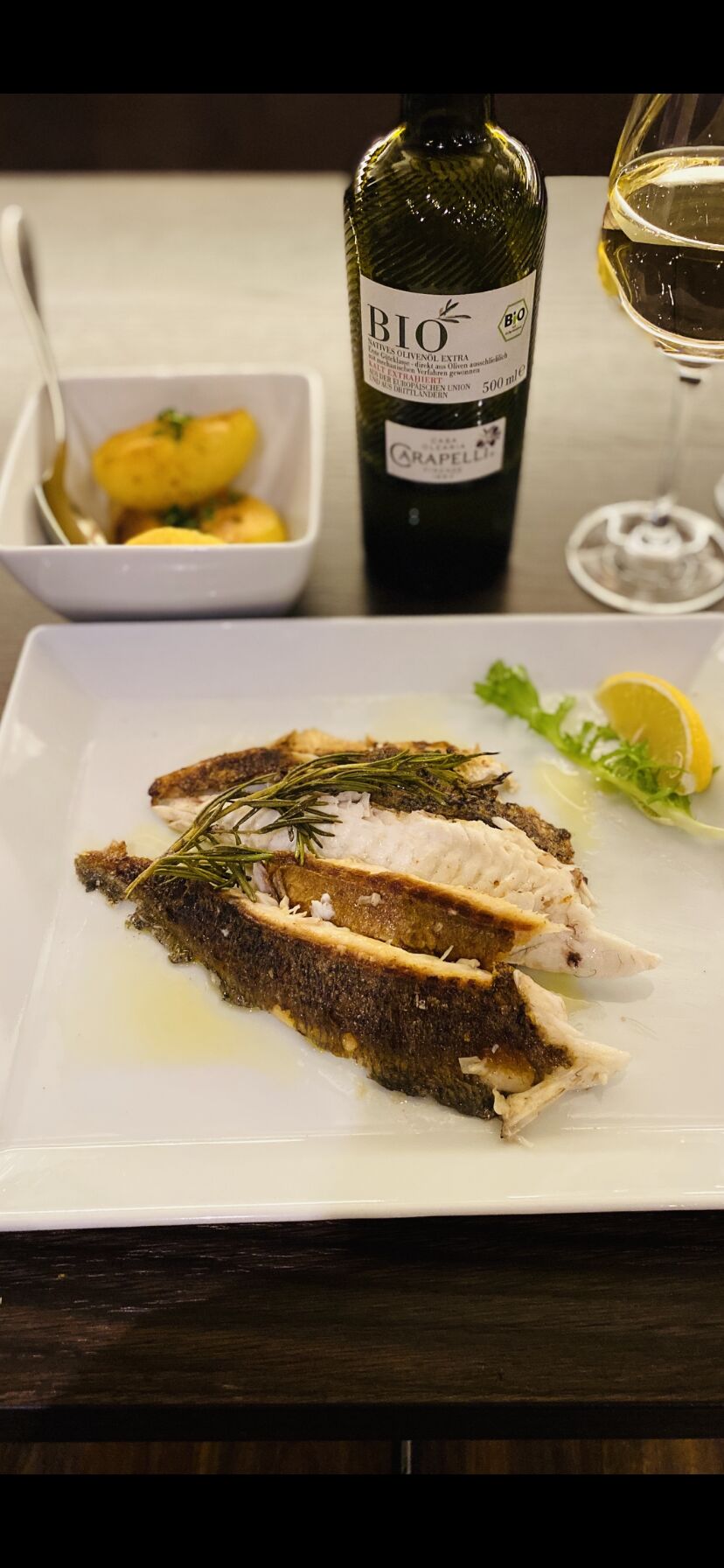 frische Dorado am Tisch filetiert